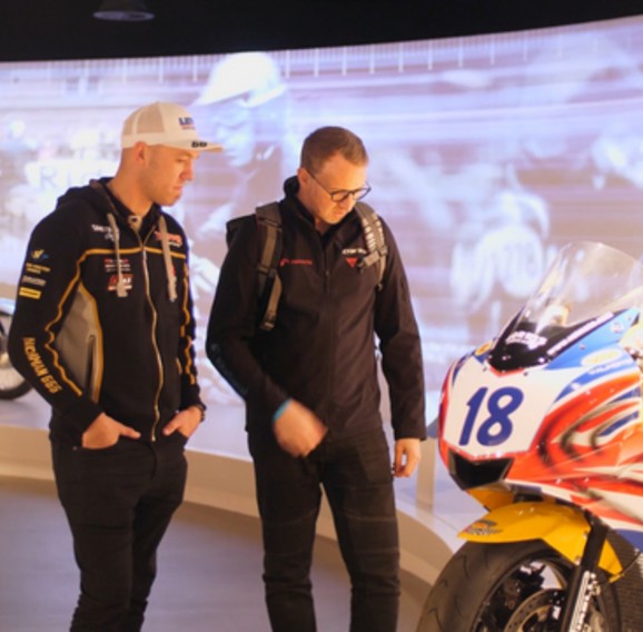 Triumph Tiger 900 James Bond - image 2